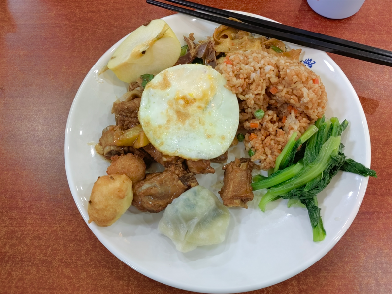 不记得是午饭还是晚饭了,根据肉量推断是晚饭