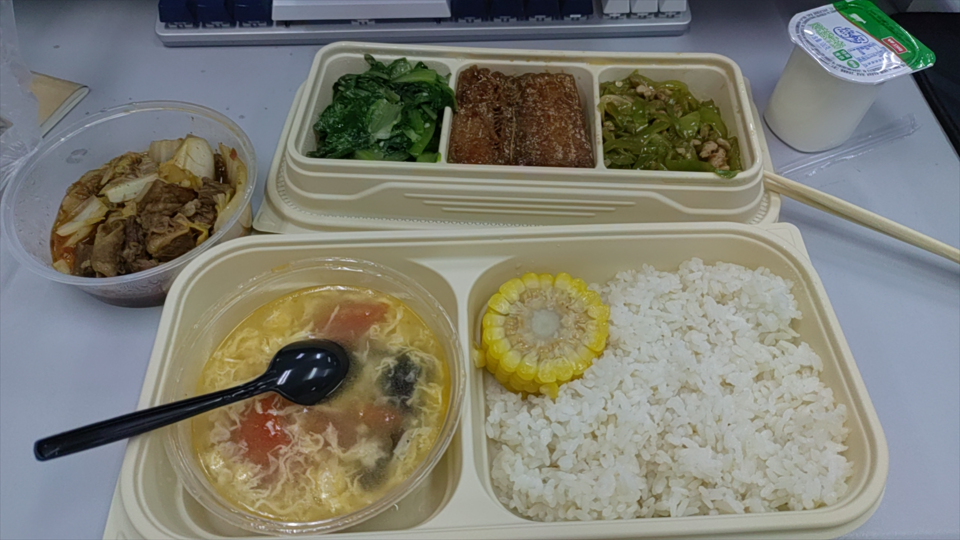 在研究生工位上,一位师兄送的晚饭,好吃!