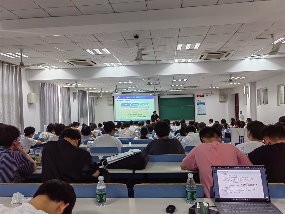 听讲座 ing,右下角那哥们太卷了(