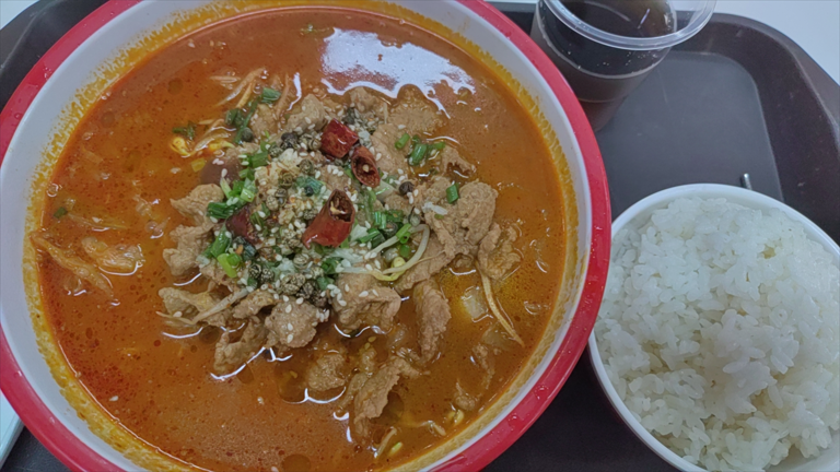 不知道吃啥,问了路人哪家好吃,说这家不错,就点了水煮肉片,味道一般